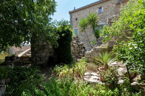 Maison de village avec cour, jardin charmant, superbe vue sur les Cévennes