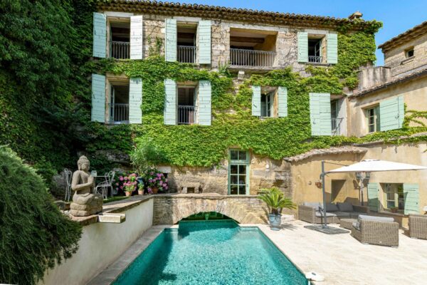 Superb 365 m2 property in the heart of a village 4 km from Uzès