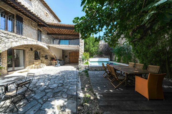 Charmante maison de village en pierre, cour et piscine