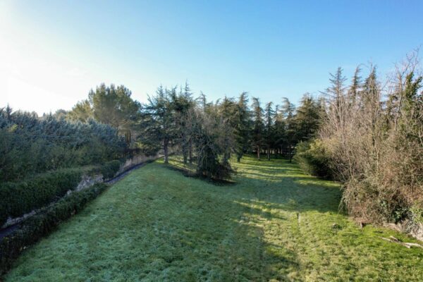 Terrain constructible de 5547 m2 à 1100 mètres du centre historique d’Uzès