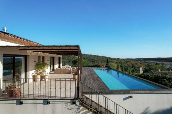 244 m2 contemporary property with panoramic views