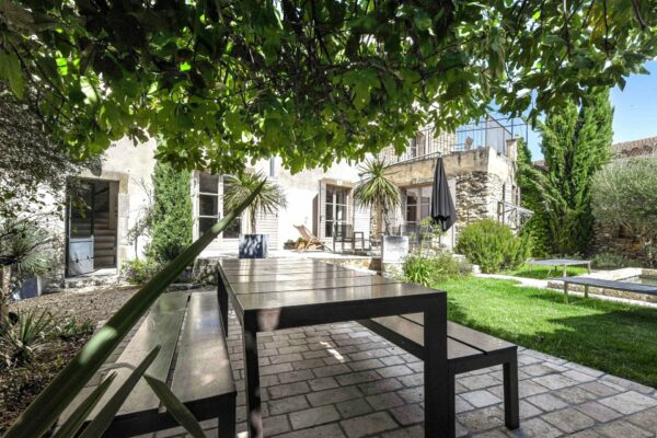 Maison de village restaurée de 174 m2 avec jardin et bassin