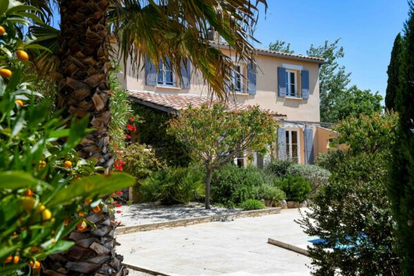 Très belle propriété méridionale avec jardin et piscine