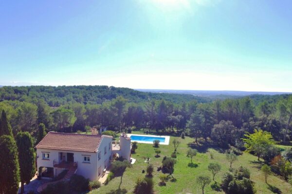 Propriété de 240 m2, parc de 1ha avec piscine