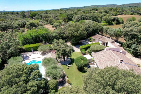 Propriété de plain-pied aux portes d’Uzès sur un parc de 4.328 m2 avec piscine