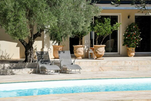 Élégante propriété de plain-pied de 199 m2 avec piscine, dans un village prisé