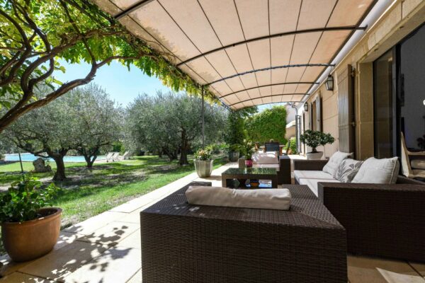 Single-storey property of 215 m2 with swimming pool, in a village with shops