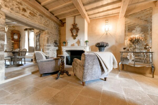 Demeure de caractère de 180 m2 avec bassin à 14 km d'Uzès