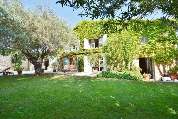 Mas de village du XIXe de 195 m2 avec jardin et piscine