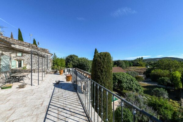 Superbe propriété de village, vue dégagée, jardin et piscine