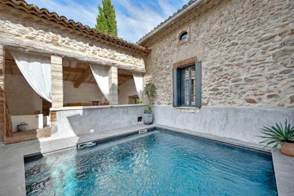 Magnanerie du XVIIIe de 290 m2  avec jardin et piscine