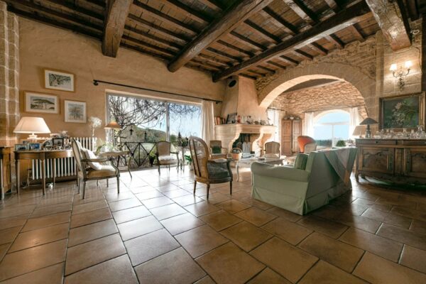 Proche Uzès : Demeure insolite et pleine de charme