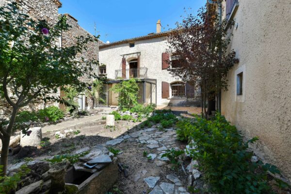 Propriété de 257 m2 à restaurer dans un superbe village