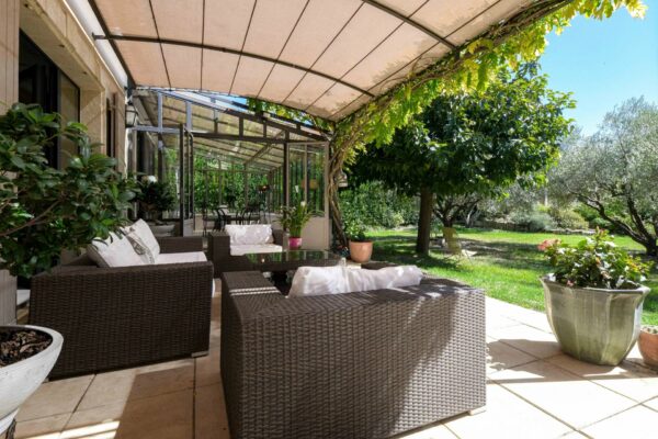Propriété de plain-pied de 212 m2 avec piscine, dans village avec commerces