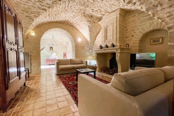 Propriété de village avec cour et terrasses