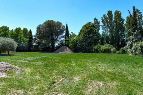 Beautiful 2,000 m2 building plot 1 km from all amenities