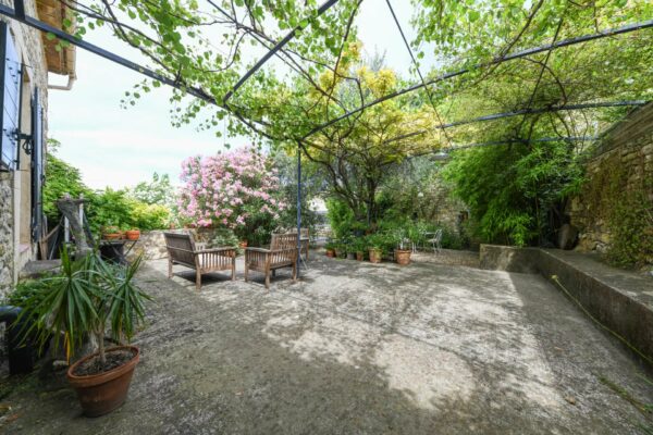 Character house with garden and swimming pool 11 km from Uzes