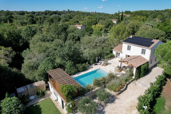 Uzès: 205 m2 property with garden and pool