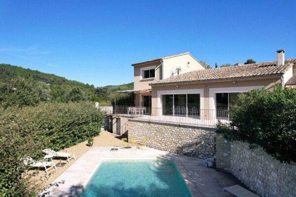 Superbe propriété avec jardin, piscine et vues