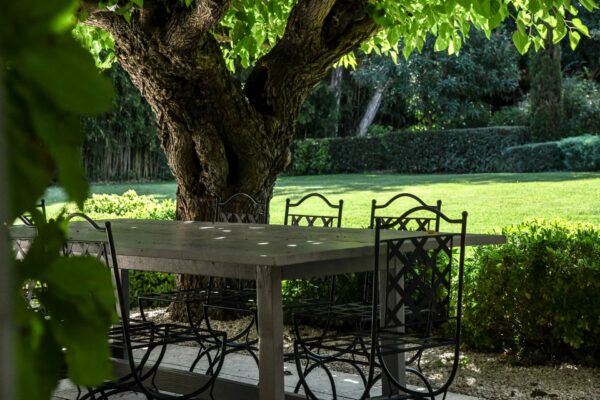 Emplacement Unique à Uzès : Superbe propriété, parc de 2841 m2 avec piscine