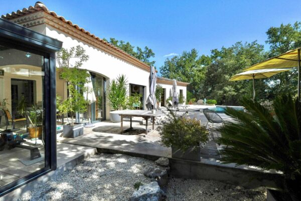 Single-Storey Property of 270 m2 with Guest House, Park, and Swimming Pool