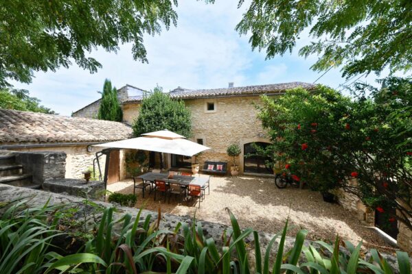 Uzès : 8km, Superb 19th century silkworm farm, wooded park and pool