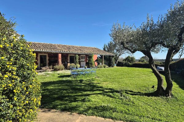 Charming property of 222 m2 with garden and swimming pool