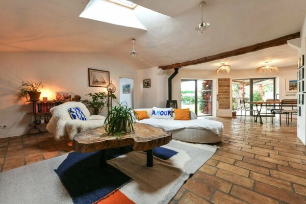 Charming property of 222 m2 with garden and swimming pool