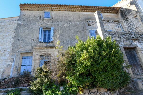 235 m2 village house in need of restoration with 46 m2 courtyard