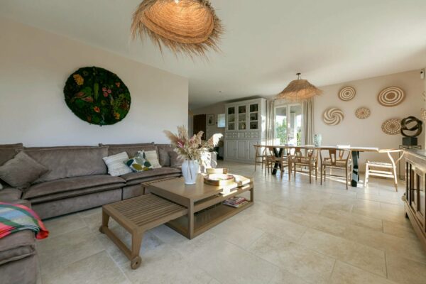 Uzès centre: Single-storey southern property with garden and pool