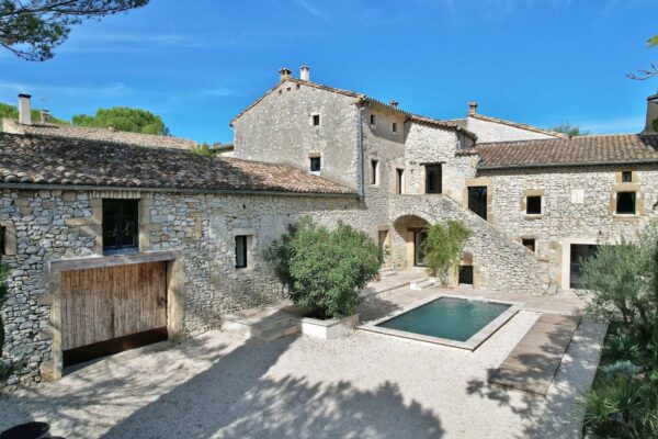 Beautiful character property of 268 m2 with swimming pool
