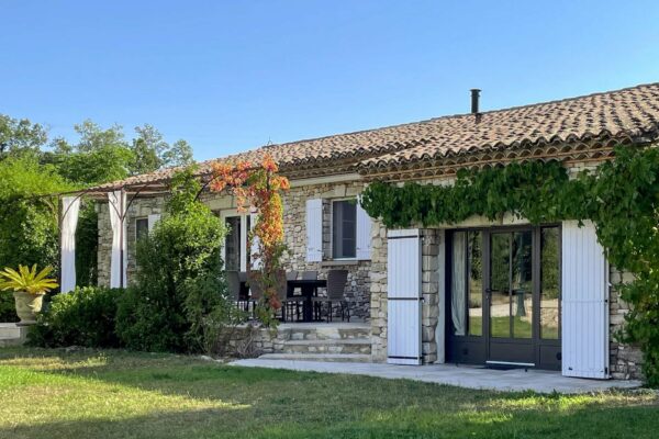 Superbe Mas en pierre de 182 m2 avec jardin et piscine