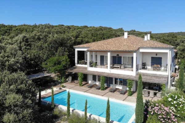 Propriété en position dominante de 410 m2 sur un parc de 5.577 m2