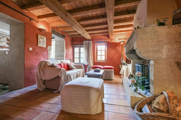 Maison de village avec cour et terrasse, à 7,5 km d’Uzès
