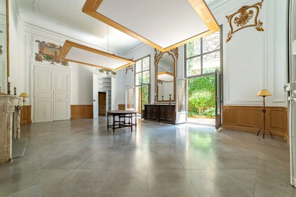 Uzès: Exceptional 16th-C. Apartment of 191 m2 with Garden