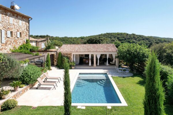 Provencal farmhouse of 186 m2 with pool and garden