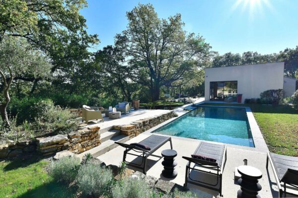 Propriété méridionale au cœur d’un parc arboré avec piscine