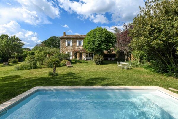 Beautiful 230 m2 village farmhouse with garden and pool