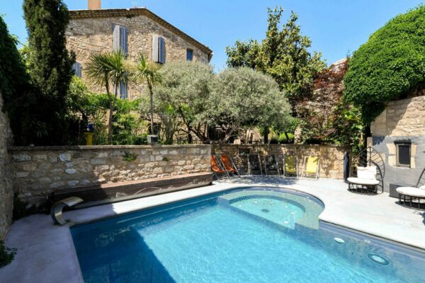 Character property in the heart of a popular Uzège village