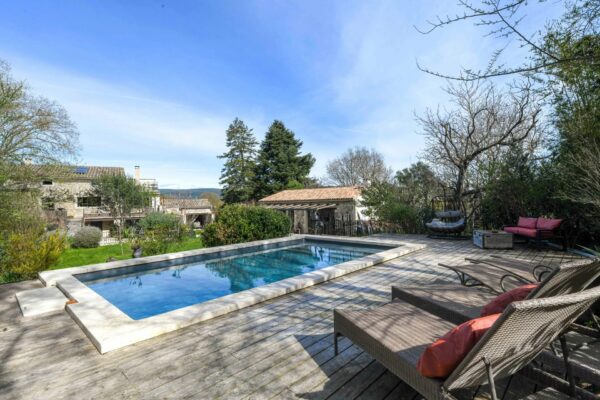 18th-C. former vineyard farmhouse with gîtes and swimming pool