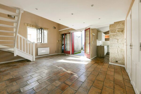 Historic centre of Uzès: Apartment of 64 sqm with terrace, fireplace and