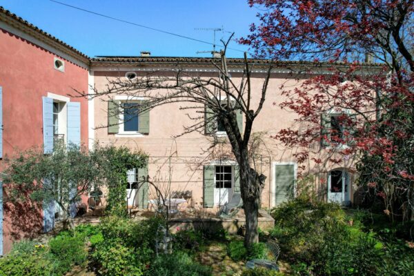 Propriété de village de 255 m2 avec piscine à 4 km d'Uzès