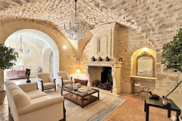 Propriété de village avec cour et terrasses