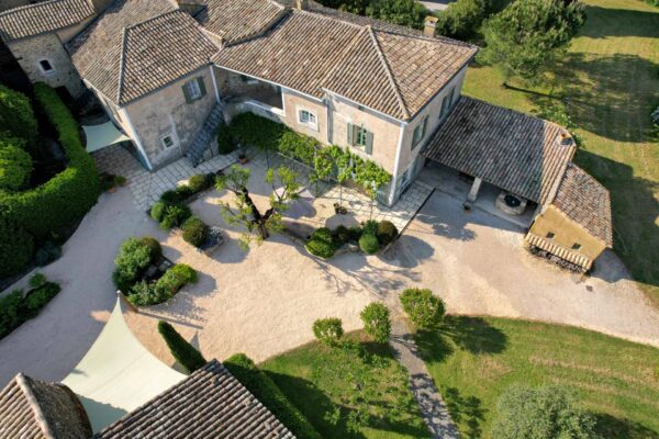 Elegant 8 bedroom 18th-century village property on 6,000 m2 of grounds, 12 km from Uzès