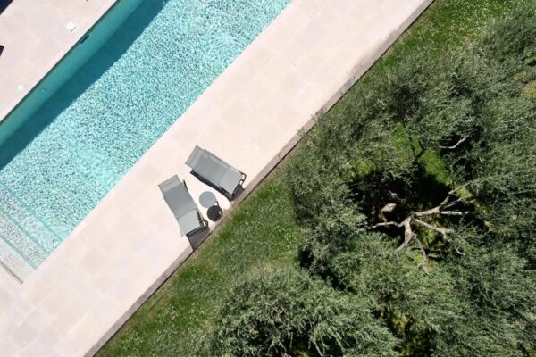 Contemporary 340 m2 Property with Outbuildings and Pool