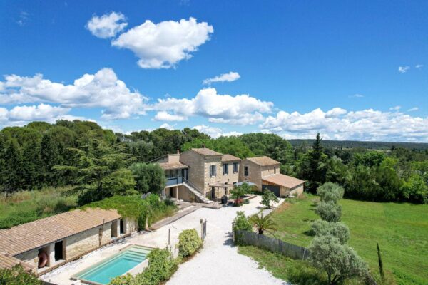 1.5 km from Uzès: 19th-C. farmhouse with outbuilding (144 m2) and grounds of 7,769 m2