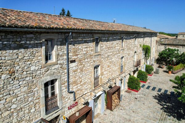 Domaine de 1000 m2 superbement restauré, à 8 km d'Uzès