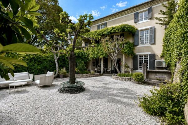 Charming 270 m2 property with a courtyard, garden and pond