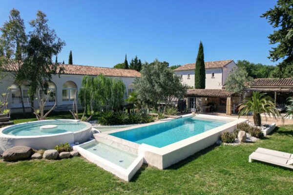 1,000 m2 Estate Beautifully Restored, 8 km from Uzès