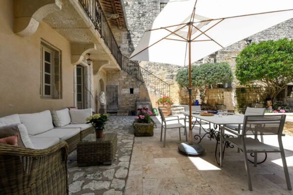 18th c.  village property of 320 m 2 with courtyard and pool
